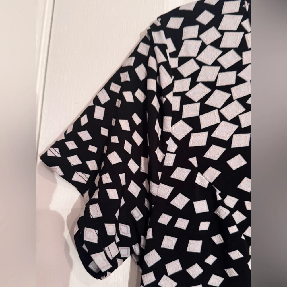 Haani maxi Black Dress with white shapes has light pink textured details Size L_7